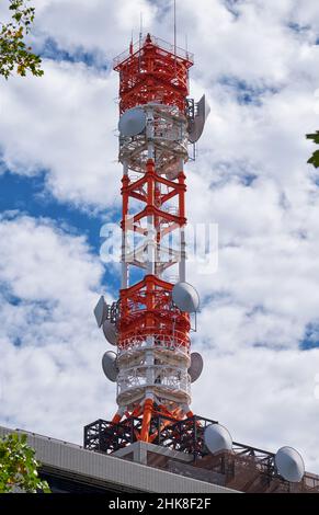 La vista verso l'alto della torre cellulare vermilion sullo sfondo del cielo. Nagoya. Giappone Foto Stock