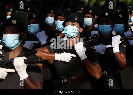 Colombo, Sri Lanka. 29th Jan 2022. Le soldati femminili dello Sri Lanka indossano maschere protettive per il viso armi sollevate durante la marcia durante le prove del giorno dell'Indipendenza in Piazza Indipendenza a Colombo. Il 4 2022 febbraio si celebrerà la giornata di indipendenza dello Sri Lanka del 74th. (Credit Image: © Pradeep Dambarage/ZUMA Press Wire) Foto Stock