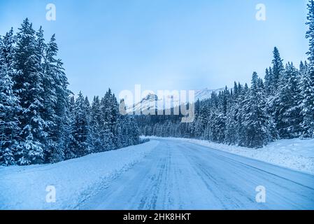 Vista su Jasper Park lungo la Icefields Pkwy in inverno Foto Stock