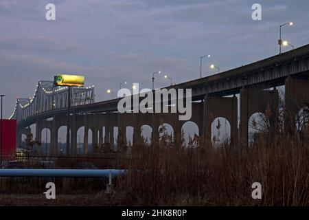 L'Outerbridge Crossing, un ponte a sbalzo che attraversa l'Arthur Kill tra Perth Amboy, NJ, e Staten Island, NY, in un giorno nuvoloso -02 Foto Stock