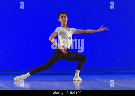 Montreux, Svizzera. 02nd Feb 2022. Leonardo o'Onofrio d'Italia della Scuola Media Affiliata dell'Accademia di Danza di Pechino si esibisce durante le selezioni per le finali del concorso Prix de Lausanne 2022 (Photo by Eric Dubost/Pacific Press) Credit: Pacific Press Media Production Corp./Alamy Live News Foto Stock