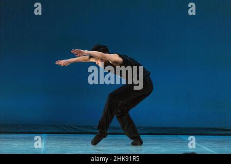 Montreux, Svizzera. 02nd Feb 2022. Xuehao Zhao della Cina della Middle School affiliata della Beijing Dance Academy si esibisce durante le selezioni per le finali del concorso Prix de Losanna 2022 (Photo by Eric Dubost/Pacific Press) Credit: Pacific Press Media Production Corp./Alamy Live News Foto Stock