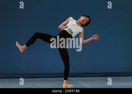 Montreux, Svizzera. 02nd Feb 2022. Sora Tsuzuki del Giappone della Shinji Ohtera Ballet Academy si esibisce durante le selezioni per le finali del concorso Prix de Lausanne 2022 (Photo by Eric Dubost/Pacific Press) Credit: Pacific Press Media Production Corp./Alamy Live News Foto Stock