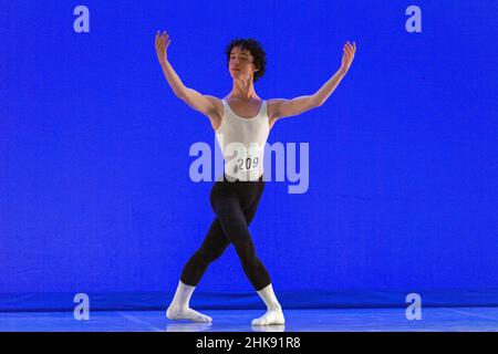 Montreux, Svizzera. 02nd Feb 2022. Ned Manning-Lourey di Austalia della Tanya Pearson Academy si esibisce durante le selezioni per le finali del concorso Prix de Lausanne 2022 (Photo by Eric Dubost/Pacific Press) Credit: Pacific Press Media Production Corp./Alamy Live News Foto Stock