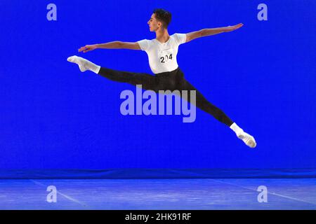 Montreux, Svizzera. 02nd Feb 2022. Leonardo o'Onofrio d'Italia della Scuola Media Affiliata dell'Accademia di Danza di Pechino si esibisce durante le selezioni per le finali del concorso Prix de Lausanne 2022 (Photo by Eric Dubost/Pacific Press) Credit: Pacific Press Media Production Corp./Alamy Live News Foto Stock