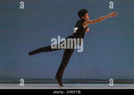 Montreux, Svizzera. 02nd Feb 2022. Xuehao Zhao della Cina della Middle School affiliata della Beijing Dance Academy si esibisce durante le selezioni per le finali del concorso Prix de Losanna 2022 (Photo by Eric Dubost/Pacific Press) Credit: Pacific Press Media Production Corp./Alamy Live News Foto Stock