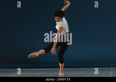 Montreux, Svizzera. 02nd Feb 2022. Jeongwoo Mun della Corea del Sud della Sunhwa Arts High School si esibisce durante le selezioni per le finali del concorso Prix de Lausanne 2022 (Photo by Eric Dubost/Pacific Press) Credit: Pacific Press Media Production Corp./Alamy Live News Foto Stock