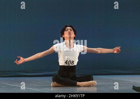 Montreux, Svizzera. 02nd Feb 2022. Sora Tsuzuki del Giappone della Shinji Ohtera Ballet Academy si esibisce durante le selezioni per le finali del concorso Prix de Lausanne 2022 (Photo by Eric Dubost/Pacific Press) Credit: Pacific Press Media Production Corp./Alamy Live News Foto Stock