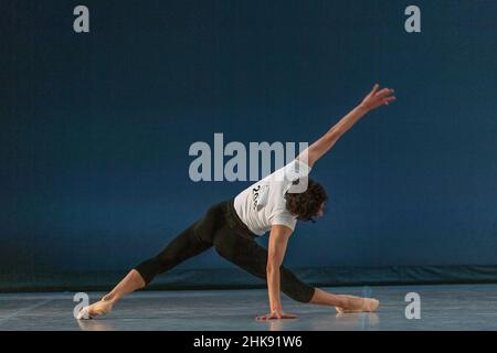 Montreux, Svizzera. 02nd Feb 2022. Jeongwoo Mun della Corea del Sud della Sunhwa Arts High School si esibisce durante le selezioni per le finali del concorso Prix de Lausanne 2022 (Photo by Eric Dubost/Pacific Press) Credit: Pacific Press Media Production Corp./Alamy Live News Foto Stock