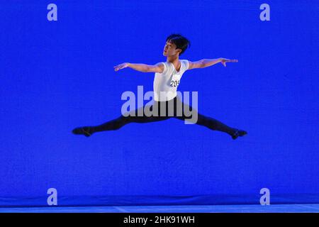 Montreux, Svizzera. 02nd Feb 2022. Yunshuo Lui della China of Dance School allegata al Conservatorio di Musica di Shenyang si esibisce durante le selezioni per le finali del concorso Prix de Losanna 2022 (Photo by Eric Dubost/Pacific Press) Credit: Pacific Press Media Production Corp./Alamy Live News Foto Stock