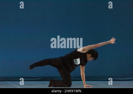 Montreux, Svizzera. 02nd Feb 2022. Xuehao Zhao della Cina della Middle School affiliata della Beijing Dance Academy si esibisce durante le selezioni per le finali del concorso Prix de Losanna 2022 (Photo by Eric Dubost/Pacific Press) Credit: Pacific Press Media Production Corp./Alamy Live News Foto Stock