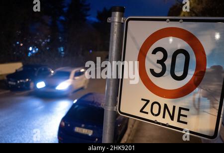 Stoccarda, Germania. 02nd Feb 2022. Un cartello stradale con l'iscrizione 30 zone si trova su una strada. Il consiglio comunale di Stoccarda deciderà giovedì (03.02.2022) un'iniziativa per una maggiore velocità 30 nella città. Credit: Bernd Weißbrod/dpa/Alamy Live News Foto Stock