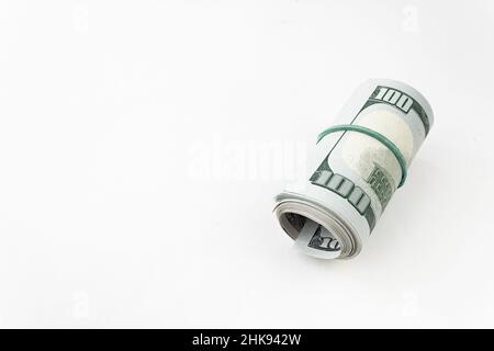 Il dollaro americano è la valuta ufficiale degli Stati Uniti d'America con spazio di copia. Rotolo di denaro, fasce in gomma intrecciate Foto Stock