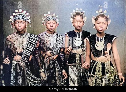 Machine Colored Java Women dal libro ' The Living Races of Men ' Vol 1 di Henry Neville Hutchinson, redattori John Walter Gregory, e Richard Lydekker, Editore: London, Hutchinson & co 1901 Foto Stock