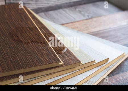 Laminato e acqua. Laminato impermeabile. I pavimenti in legno sono impermeabili all'umidità. I rivestimenti per pavimenti proteggono dall'acqua. Una pozzanghera sul pavimento. Foto Stock