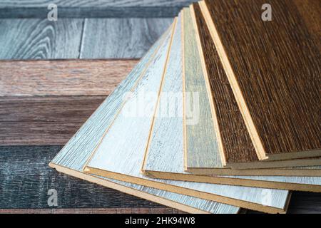 Laminato e acqua. Laminato impermeabile. I pavimenti in legno sono impermeabili all'umidità. I rivestimenti per pavimenti proteggono dall'acqua. Una pozzanghera sul pavimento. Foto Stock