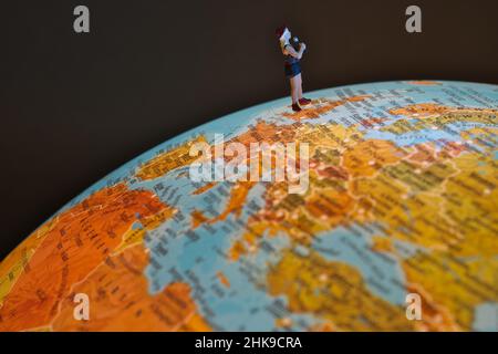 Cantante femminile in miniatura con microfono su un globo, nella regione d'Europa , Inghilterra Foto Stock