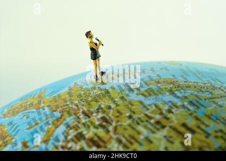 Cantante femminile in miniatura con microfono a globo. Concetto: World music tour Foto Stock
