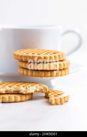 Biscotti al burro. Dolci biscotti sul tavolo bianco. Foto Stock