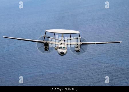 Mar delle Filippine. 22nd Jan 2022. Un e-2D Advanced Hawkeye, assegnato alle aquile nere del vettore Airborne Early Warning Squadron (VAW) 113, vola sul Mar delle Filippine 22 gennaio 2022. Operando come parte della flotta del Pacifico degli Stati Uniti, le unità assegnate ai gruppi di colpo della portante di Carl Vinson e Abraham Lincoln, i gruppi pronti anfibi dell'Essex e dell'America e la forza di autodifesa marittima del Giappone, stanno conducendo la formazione per conservare e proteggere una regione indopacifica libera e aperta. Credit: U.S. Navy/ZUMA Press Wire Service/ZUMAPRESS.com/Alamy Live News Foto Stock