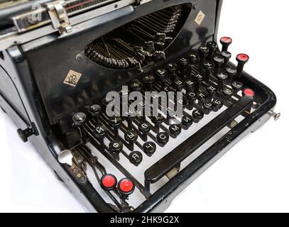 Primo piano di una macchina da scrivere d'epoca con caratteri russi Foto Stock