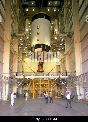 I lavoratori rimuovono Saturn IB S-IVB-206, la seconda fase di volo per la missione Skylab 2, dall'edificio di assemblaggio dei veicoli presso il Kennedy Space Center. Progettato e sviluppato dal Marshall Space Flight Center e dalla Douglas Aircraft Company di Sacramento, California, il palco è stato alimentato da un singolo motore J-2, che ha prodotto 200.000 libbre di spinta, poi portato a 230.000 libbre per il veicolo di lancio Saturn V. Foto Stock