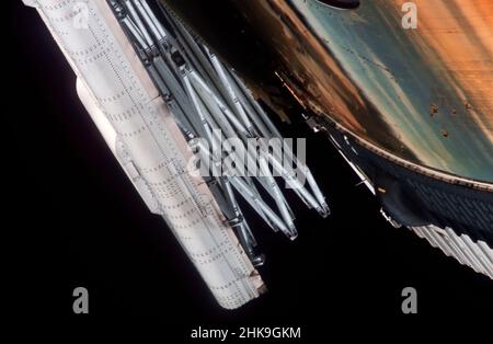 Vista ravvicinata dell'array solare parzialmente dispiegato e danneggiato prima che gli astronauti eseguano attività extraveicolare (EVA) per implementarlo completamente. 1973-05-26 Foto Stock