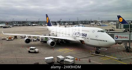 Un Boeing 747-400 della Lufthansa che alimenta e si prepara a lasciare l'aeroporto internazionale di Vancouver per andare a Franfurt-am-maim in Germania. Foto Stock