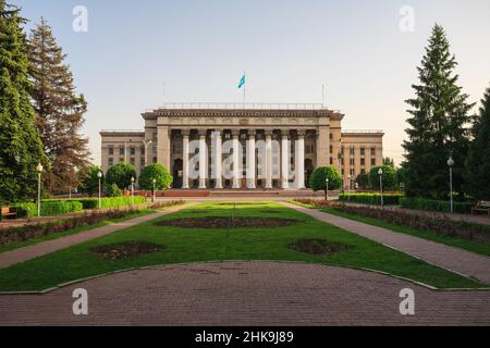 Edificio della Kazakh-British Technical University/Almaty, Kazakhstan - 15 maggio 2017; Piazza Vecchia al tramonto Foto Stock