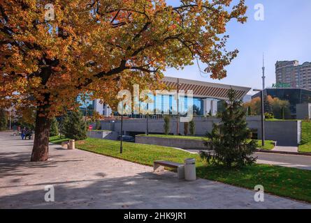 Centro di Almaty in autunno. /Almaty, Kazakhstan - 24 ottobre 2018; si può vedere la costruzione del Palazzo della Repubblica e la torre della televisione. Foto Stock