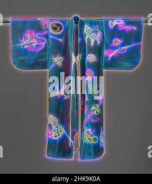 Ispirato a Kimono di Boy, il kimono miyamairi di Boy con giocattoli, kimono formale per un ragazzo per la prima visita a un santuario Shinto (miyamairi kimono), con decorazione completa di immagini sparse di giocattoli su sfondo blu brillante: Una tromba, due caschi, un fucile, un cane da vento, un guscio della conchiglia, reinventato da Artotop. L'arte classica reinventata con un tocco moderno. Design di calda e allegra luminosità e di raggi di luce. La fotografia si ispira al surrealismo e al futurismo, abbracciando l'energia dinamica della tecnologia moderna, del movimento, della velocità e rivoluzionando la cultura Foto Stock