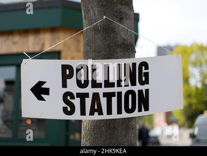 Foto di archivio datata 05/05/2016 di un cartello per la stazione di polling a Londra nord. Gli elettori si recheranno alle elezioni del Southend West per selezionare un successore di Sir David Amess, che è stato fatalmente rubato durante un intervento chirurgico in collegio elettorale lo scorso anno. Data di emissione: Giovedì 3 febbraio 2022. Foto Stock