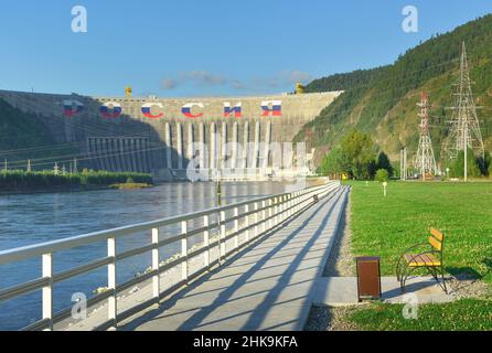 La diga della più grande centrale idroelettrica sulle rive del fiume Yenisei. Siberia, Russia Foto Stock