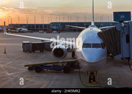 Velivolo caricato a gate dusk OHare International Airport Chicago il Foto Stock