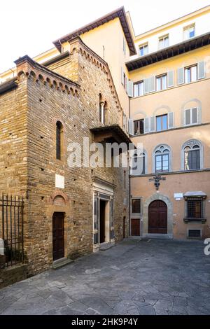 Firenze, Italia. Gennaio 2022. Vista esterna della chiesa dei Santi Apostoli nel centro della città Foto Stock