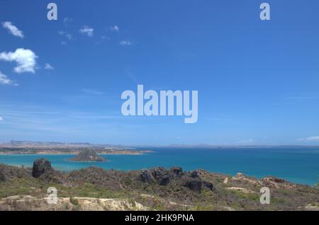 Pain de sucre Bay, Nosy Lonjo, il Pan di zucchero. Un pittoresco sito naturale. Questo isolotto vulcanico si trova nella seconda baia più grande del mondo. Foto Stock