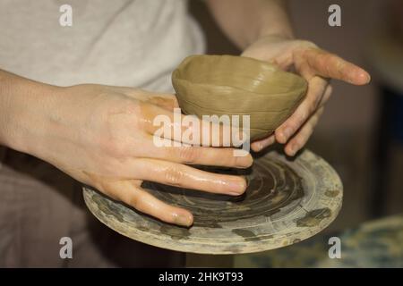 Il padrone di Potter su una ruota fa i prodotti di creta Foto Stock