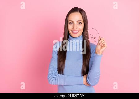 Foto di sicuro successo signora take off occhiali beaming sorriso indossare turtleneck blu isolato colore rosa sfondo Foto Stock