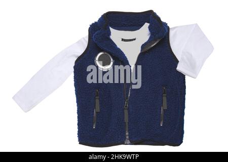 Gilet in pelliccia. Un gilet in pelliccia blu con fodera in lana blu e una camicia bianca per il ragazzino isolato su sfondo bianco. Bambino primavera e autunno fa Foto Stock