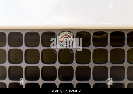 Primo piano della telecamera posteriore della vettura di lusso per il parcheggio assistito in macro. Concetto di guida di sicurezza durante il processo di parcheggio. Assistere le attrezzature del dispositivo Foto Stock
