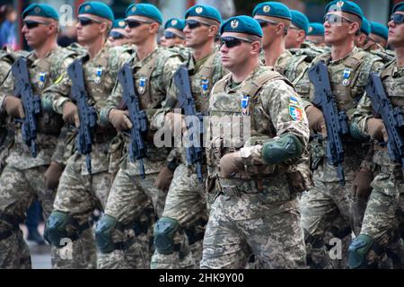 Ucraina, Kiev - 18 agosto 2021: Forze aeree. Ucraino militare. C'è un distacco di soccorritori. Soccorritori. Il sistema militare sta marciando nella sfilata. Marcia della folla. Soldati dell'esercito. Foto Stock