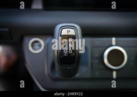 Cambio automatico all'interno della moderna vettura sportiva. Lusso e concetto costoso. Foto Stock