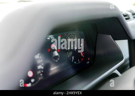 Cruscotto con contagiri. Dettagli auto. Cruscotto auto. Dettagli cruscotto con spie. Quadro della strumentazione del veicolo. Interni moderni. Primo piano. Foto Stock