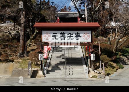 Iida, nagano, giappone, 2022/03/02 , ingresso del Tempio di Motozenkouji. Ha un forte rapporto con il Tempio Zenkoji nella città di Nagano, e la gente del posto lo dice Foto Stock