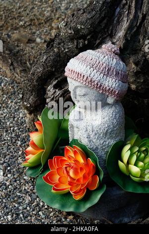 Iida, nagano, giappone, 2022/03/02 , piccola statua con fiori al Tempio di Motozenkouji. Ha un rapporto forte con il Tempio di Zenkoji nella città di Nagano, A. Foto Stock