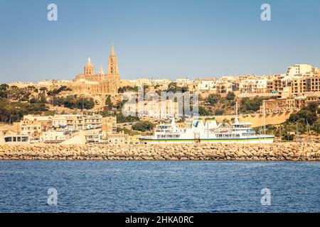 Città e porto Mġarr all'estremità orientale dell'isola di Gozo vicino a Malta. Foto Stock