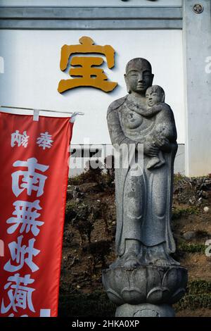 Iida, nagano, giappone, 2022/03/02 , statua al Tempio di Motozenkouji. Ha un forte rapporto con il Tempio Zenkoji nella città di Nagano, e la gente del posto lo dice Foto Stock