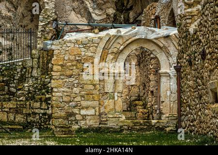 Resti del portale d'ingresso con arco e pietra bianca nel monastero di San Martino in Valle a Fara San Martino. Provincia di Chieti, Abruzzo, Italia Foto Stock