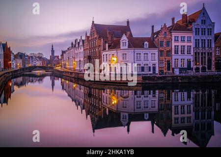 Tramonto spettacolare con sentieri di luci sulle vecchie strade storiche e i canali della città di Bruges. Foto scattata il 24th gennaio 2022 a Bruges, Pr Foto Stock