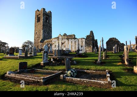 Friedhof und Ruinen der Klosterkirche auf dem Hill of Slane, Provinz Leinster, Irland / le rovine della chiesa franca e il cimitero sulla collina Foto Stock